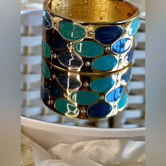 NWT White Australian Crystal and Blue Enameled Bangle Bracelet 7” in Goldtone - Picture 4 of 9